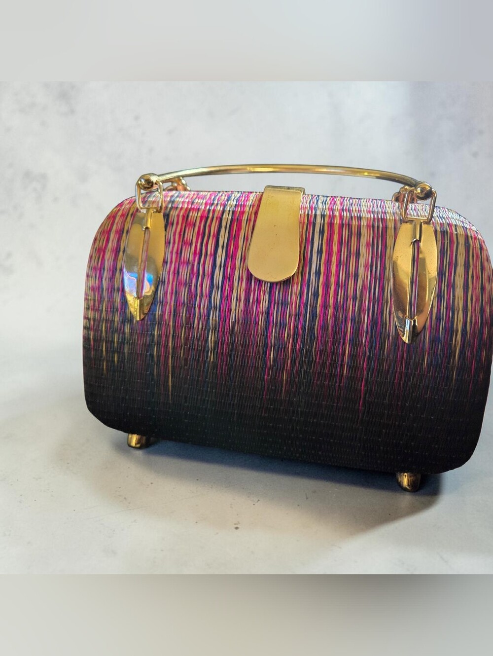 Vintage Desenyo Buntal hard case box purse.